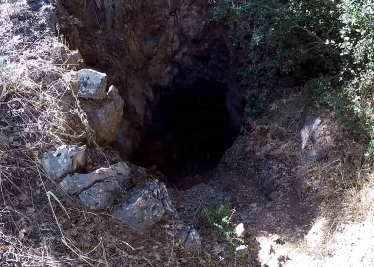 entrance to Doxa cave